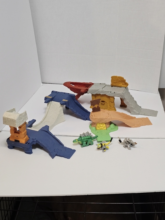 Other - Dinotrux Toys R Us Exclusive Playset Set